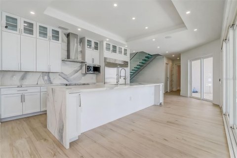 House in Orlando, Florida 6 bedrooms, 676.33 sq.m. № 2218827 - photo 11