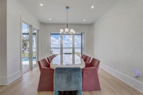 House in Orlando, Florida 6 bedrooms, 676.33 sq.m. № 2218827 - photo 12