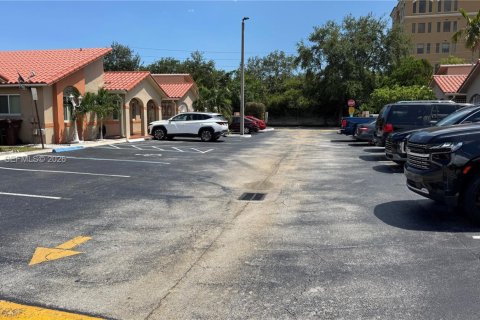 Casa en venta en Hialeah, Florida, 2 dormitorios, 89.19 m2 № 2372641 - foto 2