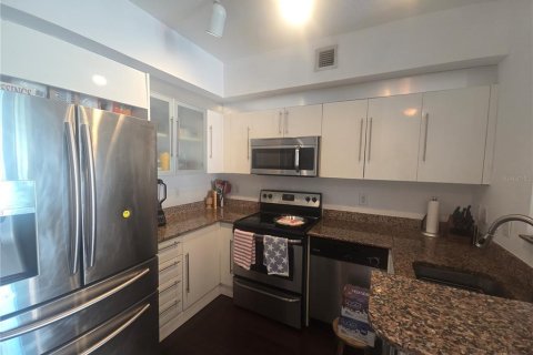 Condo in Miami, Florida, 2 bedrooms № 2205674 - photo 9
