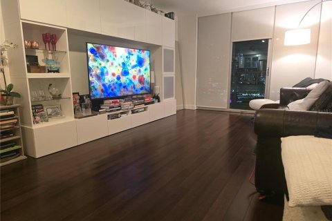 Condo in Miami, Florida, 2 bedrooms № 2205674 - photo 2