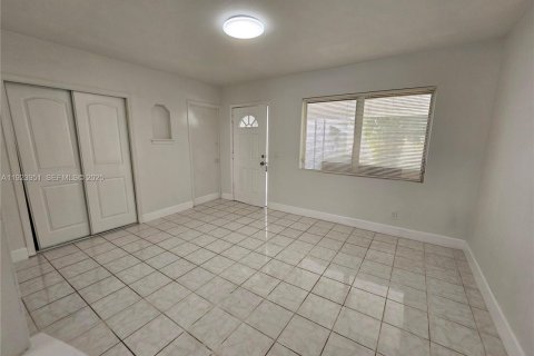 Снять в аренду квартиру в Холливуд, Флорида 46.45м2, № 1982011 - фото 3