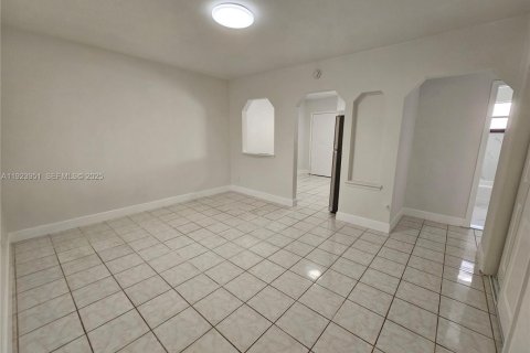 Снять в аренду квартиру в Холливуд, Флорида 46.45м2, № 1982011 - фото 2