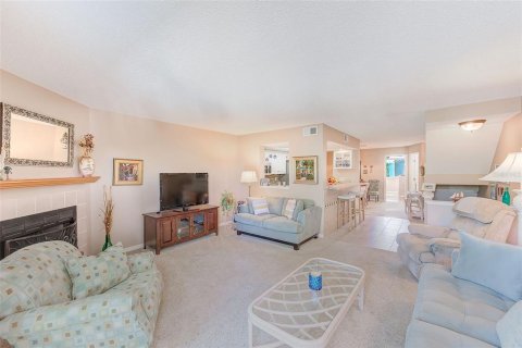 Townhouse in Indian Rocks Beach, Florida 3 bedrooms, 145.48 sq.m. № 1613702 - photo 9