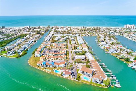 Townhouse in Indian Rocks Beach, Florida 3 bedrooms, 145.48 sq.m. № 1613702 - photo 4