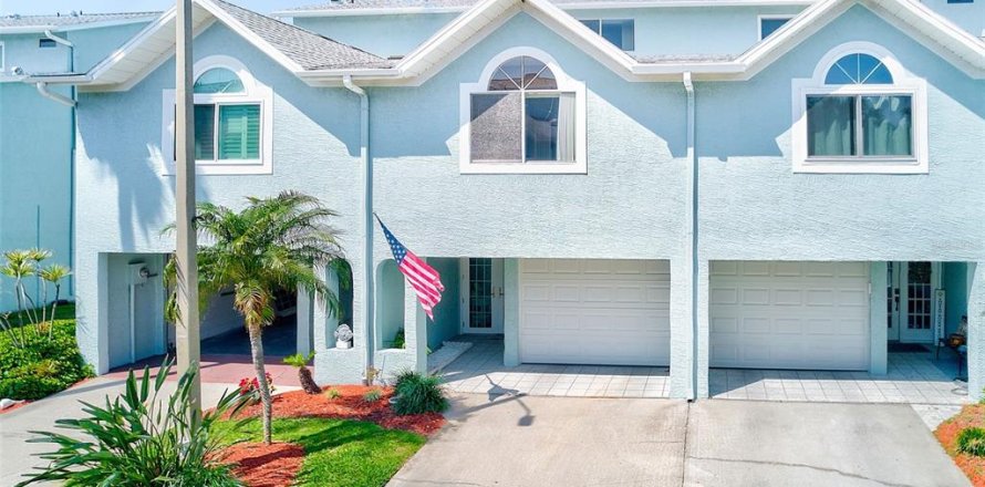 Townhouse in Indian Rocks Beach, Florida 3 bedrooms, 145.48 sq.m. № 1613702