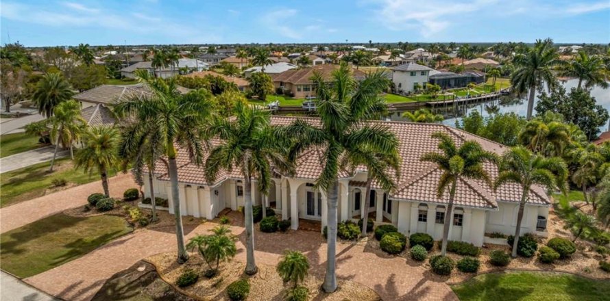 House in Punta Gorda, Florida 4 bedrooms, 391.12 sq.m. № 2122980