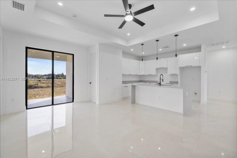 Villa ou maison à vendre à Lehigh Acres, Floride: 4 chambres, 145.86 m2 № 1976885 - photo 17