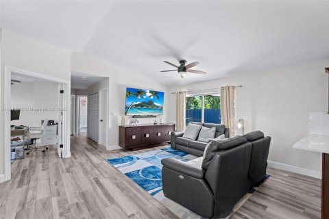House in Davie, Florida 3 bedrooms, 126.35 sq.m. № 1828968 - photo 7