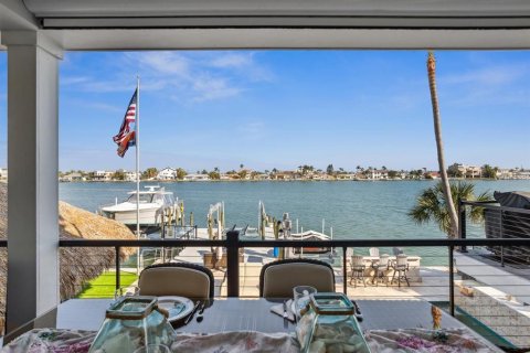 Casa en venta en Saint Pete Beach, Florida, 4 dormitorios, 324.14 m2 № 1657985 - foto 1