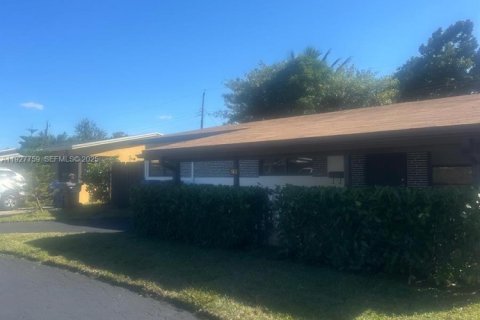 Casa en venta en Hollywood, Florida, 3 dormitorios, 157.38 m2 № 2034204 - foto 2