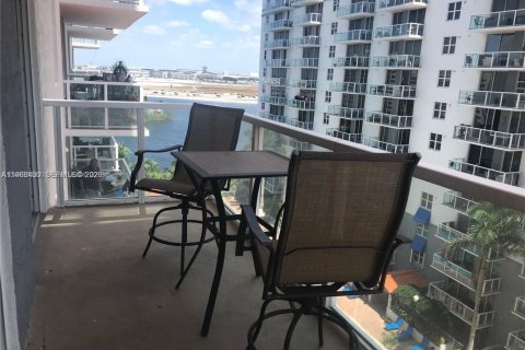 Кондоминиум с 1 спальней в Майами, Флорида № 2029777
