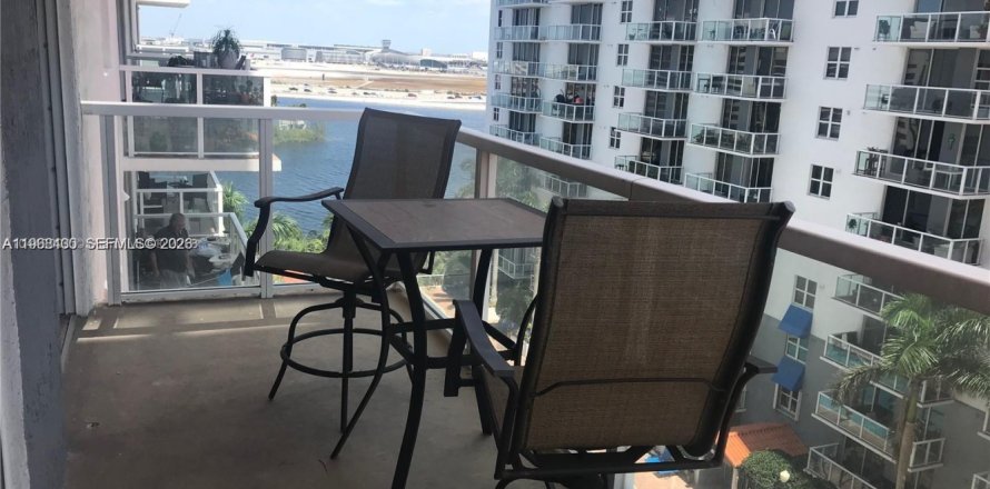 Кондоминиум с 1 спальней в Майами, Флорида № 2029777