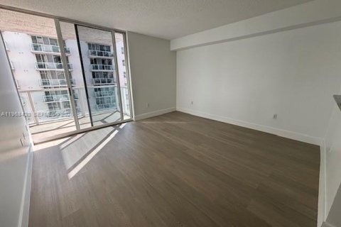 Снять в аренду кондоминиум в Майами, Флорида 1 спальня, 63.64м2, № 2029777 - фото 2