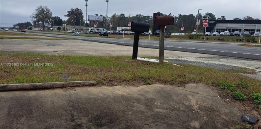 Commercial property in Ocala, Florida № 1702395