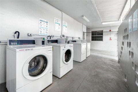 Apartment in Miami, Florida 2 bedrooms, 3019.88 sq.m. № 2023740 - photo 12