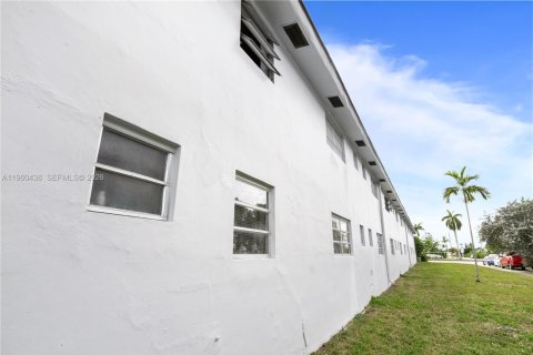 Apartment in Miami, Florida 2 bedrooms, 3019.88 sq.m. № 2023740 - photo 13