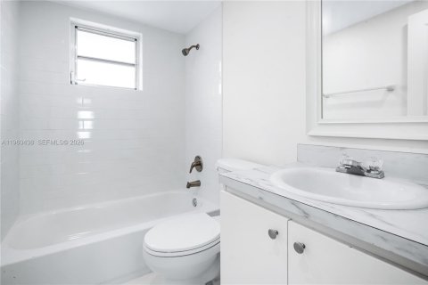 Apartment in Miami, Florida 2 bedrooms, 3019.88 sq.m. № 2023740 - photo 10