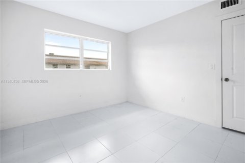 Apartment in Miami, Florida 2 bedrooms, 3019.88 sq.m. № 2023740 - photo 8
