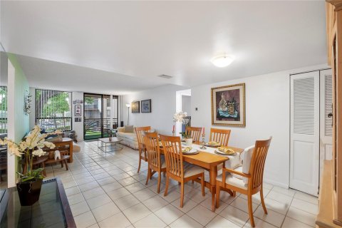 Condo in Tamarac, Florida, 2 bedrooms № 2177255 - photo 2