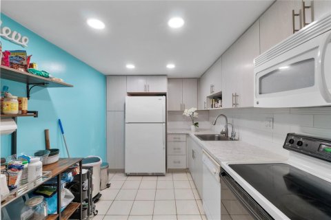 Condo in Tamarac, Florida, 2 bedrooms № 2177255 - photo 3