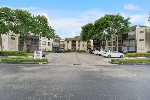 Condo in Tamarac, Florida, 2 bedrooms № 2177255