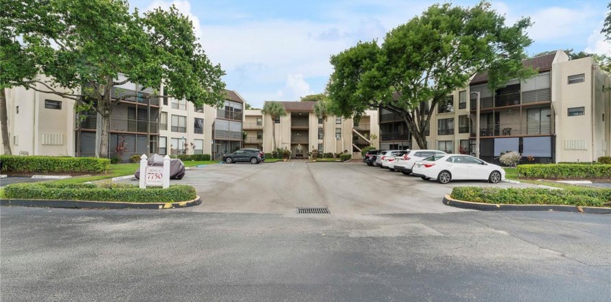 Condo in Tamarac, Florida, 2 bedrooms № 2177255