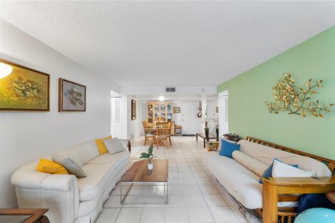 Condo in Tamarac, Florida, 2 bedrooms № 2177255 - photo 4