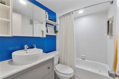 Condo in Tamarac, Florida, 2 bedrooms № 2177255 - photo 11