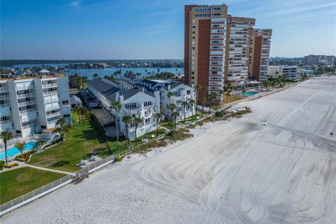 Touwnhouse à vendre à Redington Shores, Floride: 3 chambres, 114.92 m2 № 2142263 - photo 4