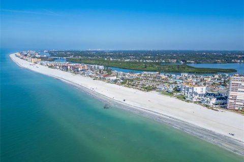 Touwnhouse à vendre à Redington Shores, Floride: 3 chambres, 114.92 m2 № 2142263 - photo 5