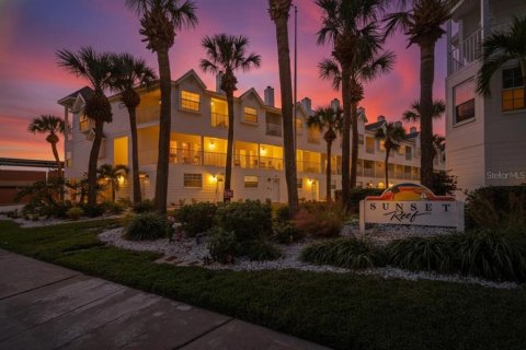 Touwnhouse à vendre à Redington Shores, Floride: 3 chambres, 114.92 m2 № 2142263 - photo 2