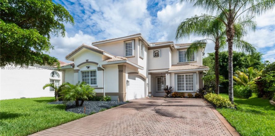 House in Miramar, Florida 5 bedrooms, 335.56 sq.m. № 1878519