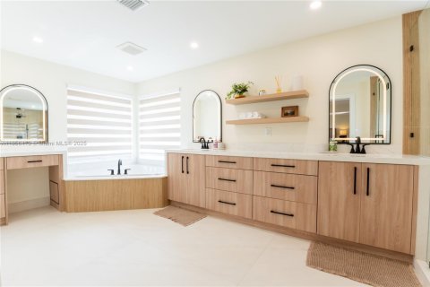 House in Miramar, Florida 5 bedrooms, 335.56 sq.m. № 1878519 - photo 20