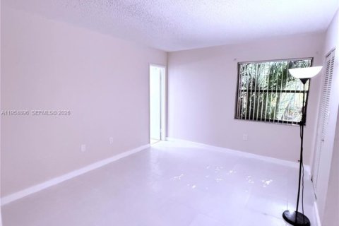 Condo in Miami, Florida, 3 bedrooms  № 2043096 - photo 9