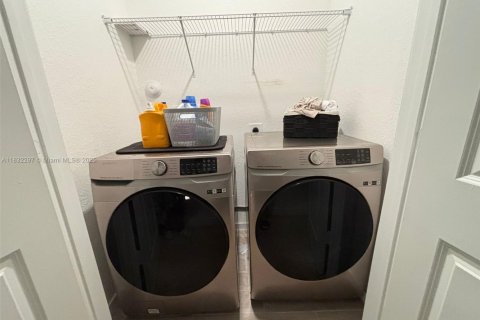 Townhouse in Homestead, Florida 4 bedrooms, 169.64 sq.m. № 2012148 - photo 14