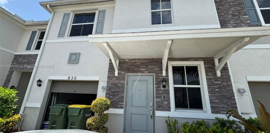 Townhouse in Homestead, Florida 4 bedrooms, 169.64 sq.m. № 2012148