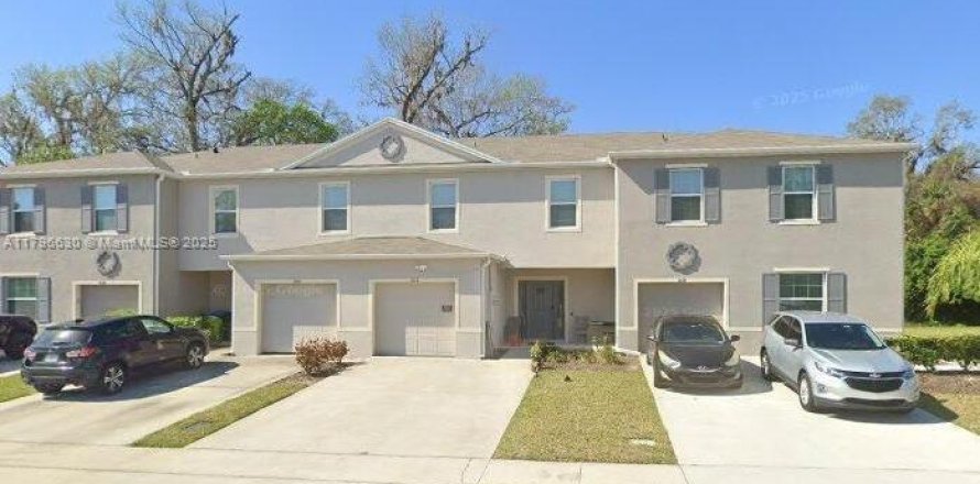 Townhouse in South Daytona, Florida 3 bedrooms, 157 sq.m. № 1943233