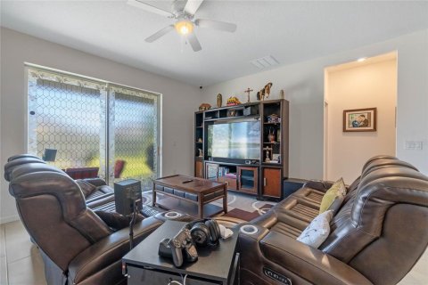 House in Davenport, Florida 4 bedrooms, 184.23 sq.m. № 1601887 - photo 10