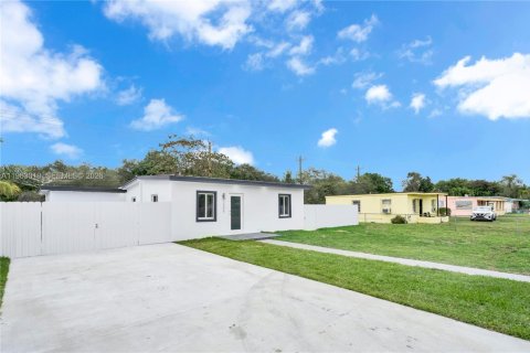 Villa ou maison à vendre à Miami Gardens, Floride: 4 chambres, 125.42 m2 № 2025210 - photo 3