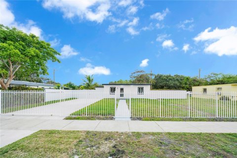 Villa ou maison à vendre à Miami Gardens, Floride: 4 chambres, 125.42 m2 № 2025210 - photo 4