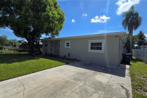 House in Orlando, Florida 6 bedrooms, 170.48 sq.m. № 2200247