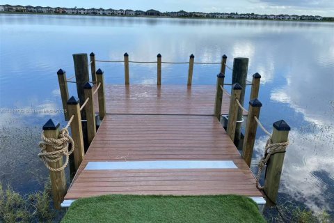 Casa en venta en Miami Lakes, Florida, 5 dormitorios, 280.01 m2 № 1872129 - foto 4
