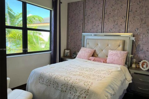 Casa en venta en Miami Lakes, Florida, 5 dormitorios, 280.01 m2 № 1872129 - foto 14