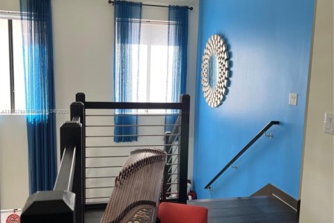 Casa en venta en Miami Lakes, Florida, 5 dormitorios, 280.01 m2 № 1872129 - foto 15