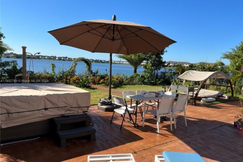 Casa en venta en Miami Lakes, Florida, 5 dormitorios, 280.01 m2 № 1872129 - foto 28