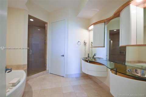 Condominio en venta en Sunny Isles Beach, Florida, 1 dormitorio, 108.51 m2 № 1985548 - foto 3