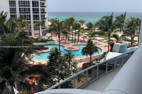 Condominio en venta en Sunny Isles Beach, Florida, 1 dormitorio, 108.51 m2 № 1985548 - foto 1