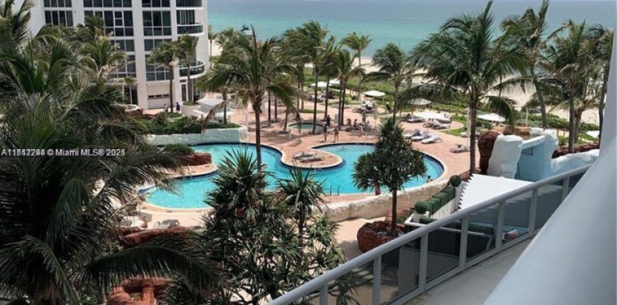 Condominio en Sunny Isles Beach, Florida, 1 dormitorio № 1985548