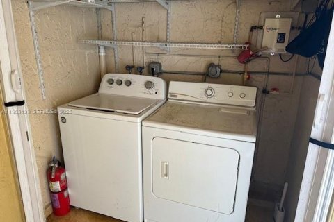 Copropriété à louer à Hialeah, Floride: 3 chambres, 112.23 m2 № 2024259 - photo 9